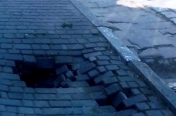 DrogMedia У Дрогобичі дворічна дитина провалилась у незачинений люк