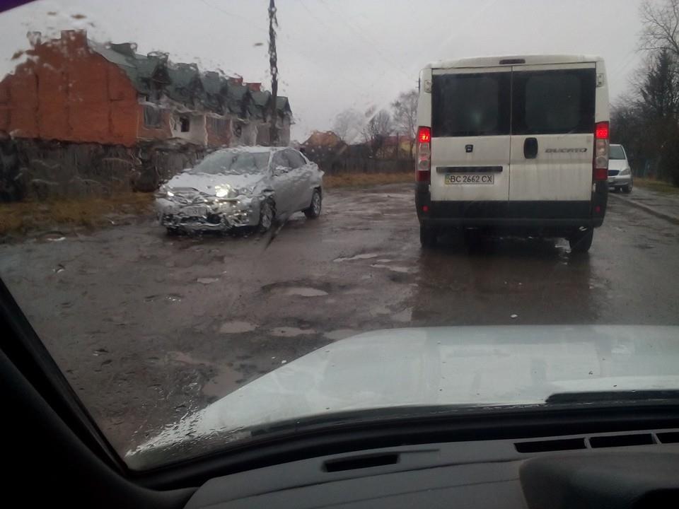 DrogMedia У Дрогобичі владі висувають претензії за зволікання ремонту дороги на вул. Самбірській