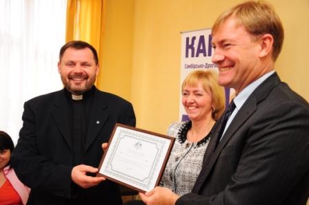 DrogMedia У Дрогобичі посол Австралії вручив Карітасу сертифікат на грант для допомоги переселенкам