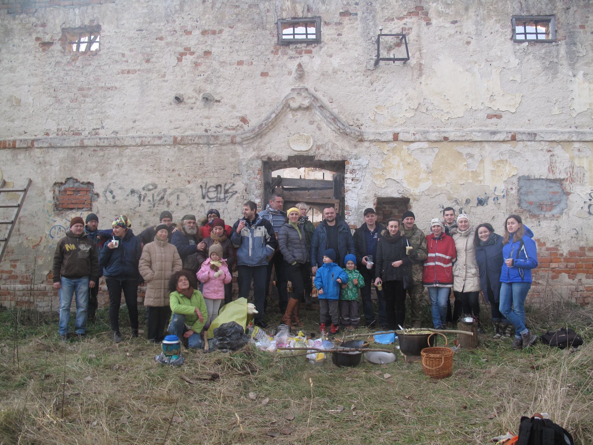DrogMedia Пляшки і шприци: активісти прибрали біля пам’ятки 18 століття