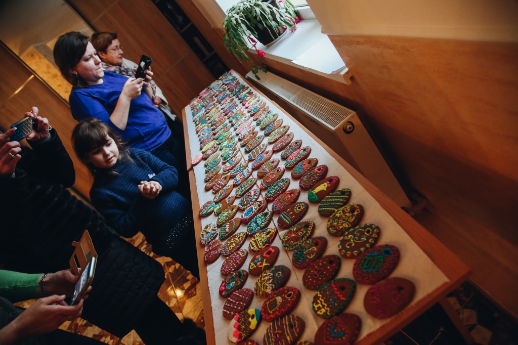 DrogMedia Великодні солодощі на Схід – трускавчани розмалювали пряники для АТОвців
