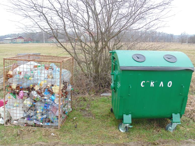 DrogMedia Сміття в селі. Хтось везе на полігони в інші райони, а хтось - мабуть, їсть його...