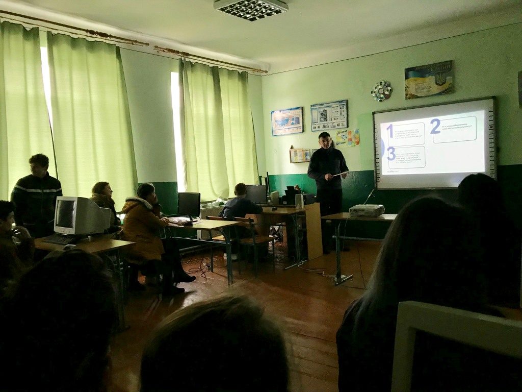 DrogMedia Відверто про "це": в одній зі шкіл району дітям розповіли про онлайн-грумінг