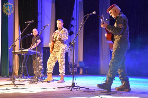 DrogMedia В бою треба порох, а не вазелін: Макс Перев'язко і гурт Кулі записали нову пісню