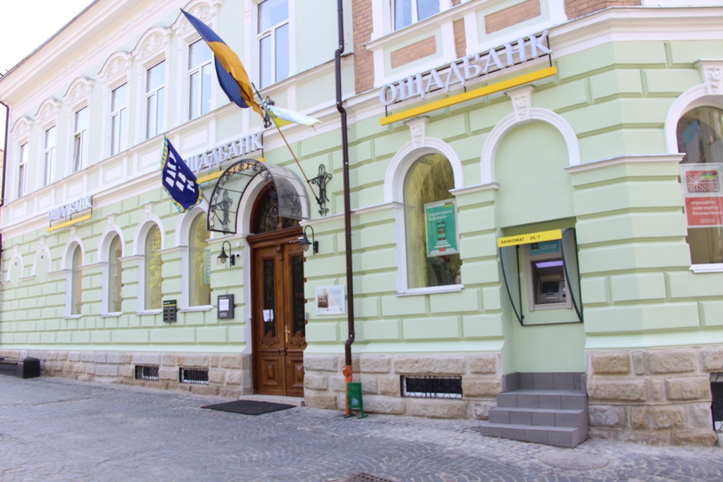 DrogMedia Від часу зведення і дотепер тут розміщувалися різні фінансові установи: Ощадбанк у Дрогобичі оновили!