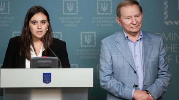 "Вова, у нас війна - почекає шаурма": акція під АП проти заяв щодо Донбасу 2 DrogMedia "Вова, у нас війна - почекає шаурма": акція під АП проти заяв щодо Донбасу