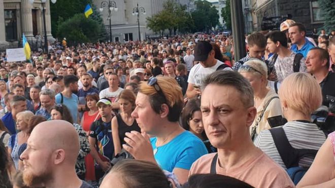 DrogMedia "Вова, у нас війна - почекає шаурма": акція під АП проти заяв щодо Донбасу