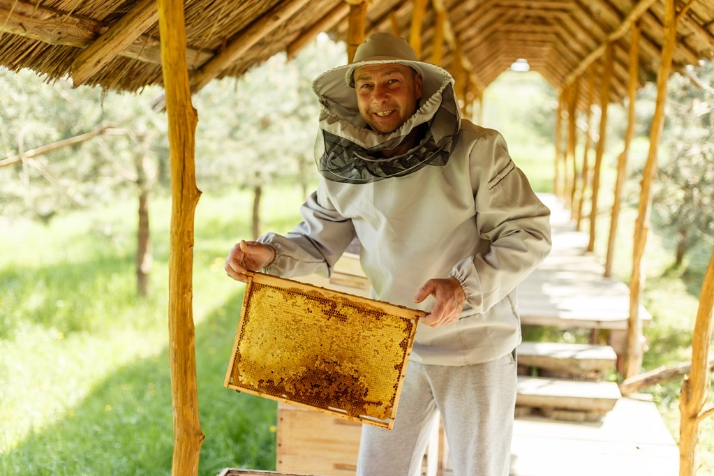 DrogMedia Петро Дмитрович: “У поганих людей бджоли не житимуть”