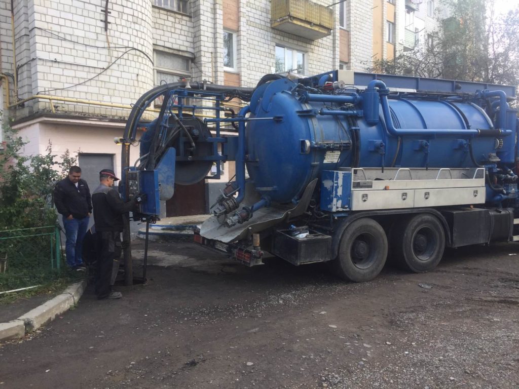 DrogMedia Зливна каналізація: з комунікацій діставали речі побутового вжитку – взуття, одяг, їжу, дитячі та жіночі засоби гігієни