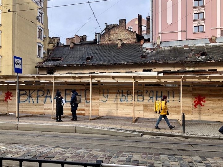 У четвер, 13 лютого, близько півсотні вуличних активістів увірвалися в львівський офіс Української Галицької Партії на вул. Костюшка, 18. Учасники штурму, називаючи себе ветеранами, намагались погрожувати членам партії та відвідувачам громадського офісу. DrogMedia Нацкорпус увірвався в офіс Української Галицької Партії у Львові Голова політради Української Галицької Партії Ірина Моряк у коментарі ZAXID.NET розповіла, що пов’язує штурм партійного офісу з інцидентом, що відбувся 8 лютого під час політичної акції проти виділення землі під будівництво готельно-розважального комплексу на вул. Дорошенка, 2. За словами очільниці Української Галицької Партії , тоді під час акції протесту на представницю їхньої партії Ірину Бек скоїв напад невідомий чоловік, який штовхав активістку і вибив з її рук мобільний телефон. «В наш офіс увірвалися люди, які назвалися ветеранами. У натовпі були люди, пов’язані з депутатом ЛМР Григорієм Козловським. Ми вважаємо це помстою одіозного депутата за акцію на вул. Дорошенка. У такий спосіб нас хочуть змусити мовчати про факти розкрадання землі та майна громади. Однак ми в Галичині не боїмося бандитів і спроб залякування, а також підтримуємо всіх справжніх ветеранів», – розповіла Ірина Моряк. Вона також додала, що учасники штурму перебували в офісі партії близько 40 хвилин, після чого покинули приміщення. З приводу інциденту керівництво Української Галицької Партії звернулося в поліцію. Правоохоронці прибули на місце конфлікту. DrogMedia Нацкорпус увірвався в офіс Української Галицької Партії у Львові На фото і відео з місця події видно, що в провокації серед інших брали участь особи з символікою «Національного корпусу», також у натовпі помітно учасників штурмів львівської ратуші, акцій проти будівництва заводу гарячого цинкування у Винниках та пікетів біля будинку мера Львова Андрія Садового. Після завершення штурму офісу Української Галицької Партії на сторінці «Національного Корпусу. Львівщина» у Facebook з’явився допис про те, що організація дає Української Галицької Партії два дні на офіційні вибачення, а в протилежному випадку члени «Національного Корпусу» вдаватимуться до рішучих дій. 12 лютого на сайті «Національного корпусу» з’явилась публікація про те, що організація підтримує військового, на якого Української Галицької Партії нібито здійснила наклеп. Сайт «Національного корпусу» зацитував допис на сторінці у Facebook львів’янина Ігоря «Сармата» Хая, який звинуватив членів Української Галицької Партії у тому, що вони спровокували на конфлікт його батька Володимира Хая, а потім поширили відео інциденту у соцмережах. Чоловік також опублікував фотографію батька із зони АТО. Конфлікт між чоловіком та представниками Української Галицької Партії відбувся на місці майбутнього будівництва торгово-готельного комплексу на вул. Дорошенка, 2, впритул до «Гранд готелю», що належить Григорію Козловському. У жовтні 2019 року виконком ЛМР дозволив там будівництво фірмі, що належить доньці депутата ЛМР Григорія Козловського Софії Максимець та ще одній львів’янці Лесі Данчевській. Депутати УГП у Львівській міськраді неодноразово заявляли про порушення при відчужені з комунальної власності земельної ділянки під цей готель, активісти цієї партії організовували кілька акції протесту на місці майбутнього будівництва. Нагадаємо, Українська Галицька Партія системно виступає проти незаконного розкрадання землі у Львові. У 2018 році нам важко, але таки вдалось відстояти Цитадель. Наприкінці 2018 році нарешті отримали перемогу у парку Знесіння, якийвідстоювали роками Більше року фракція Української Галицької Партії у Львівській міській раді неодноразово намагалась відстояти землю у центрі міста. Зокрема, на сесії ЛМР 25 квітня 2019 року депутати фракції УГП застерігали про цю земельну схему і просили інших депутатів не підтримувати питання щодо ОСББ – відео зі сесії з 07:51:15 год Та більшість депутатів вирішили віддати комунальну землю, що коштує мільйони – безкоштовно. Після цього наші депутати намагались відстояти ділянку на Дорошенка на громадських слуханнях щодо цього питання. Тут виступає, наприклад, голова фракції УГП у ЛМР Тарас Чолій: https://www.facebook.com/watch/?v=2213340498969934 На рішення виконкому не вплинули навіть публікації зовнішніх медіа про земельну схему і ГРАНДіозний план Козловського і таки погодили містобудівні документи. Та УГП не припинила відстоювати клаптик землі у Львові. Юристи партії уже звернулись до: Державного бюро розслідувань Генеральної прокуратури Прокуратури Львівської обл. Головного управління нацполіції Львівської обл. Спеціалізованої антикорупційної прокуратури Джерело