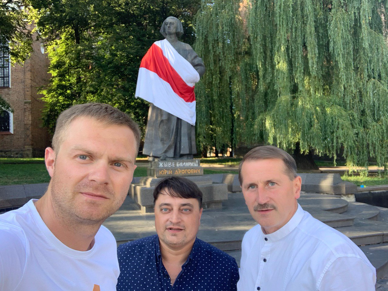 DrogMedia Жыве Беларусь: у Дрогобичі Котермака одягнули у прапор сусідів