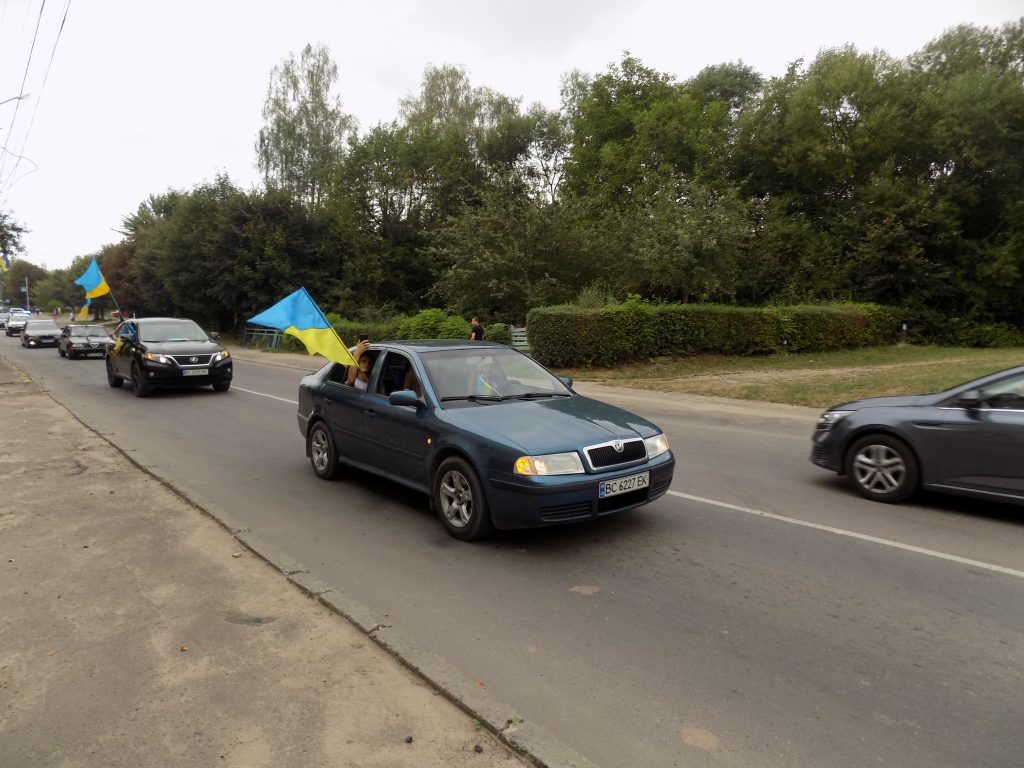 DrogMedia "Прапор єднання": десятки автомобілів виїхали на святковий автопробіг