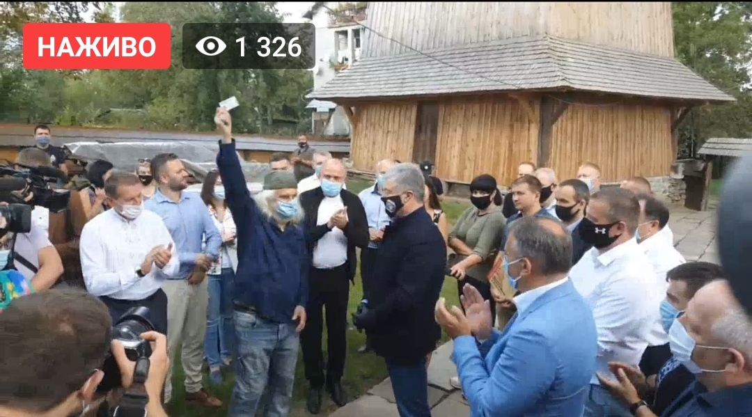 DrogMedia Іконописець Скоп увійшов у "ЄС". Партквиток Порошенко вручив йому особисто
