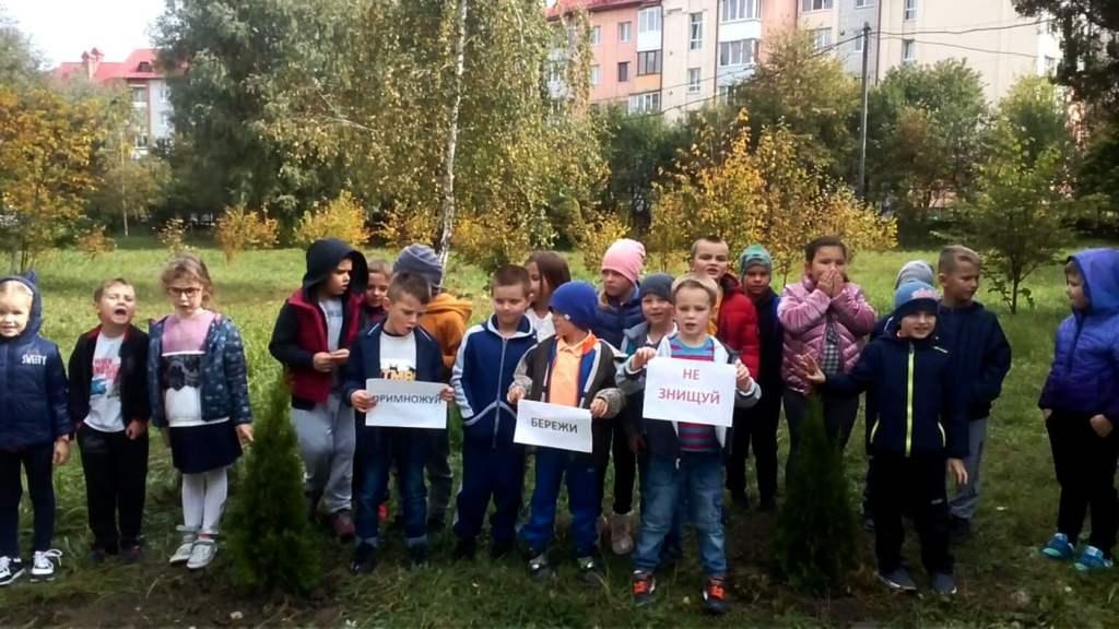 DrogMedia Трускавецькі першокласники висадили дерева