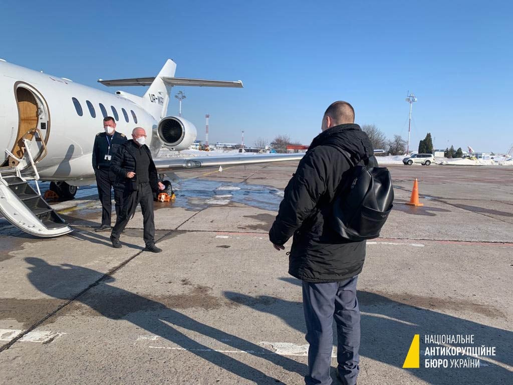 DrogMedia Екс-члена правління ПриватБанку зсадили з літака та вручили підозру