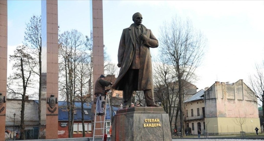DrogMedia Студента, який облив фарбою пам'ятник Бандері, засудили до 4 років в'язниці