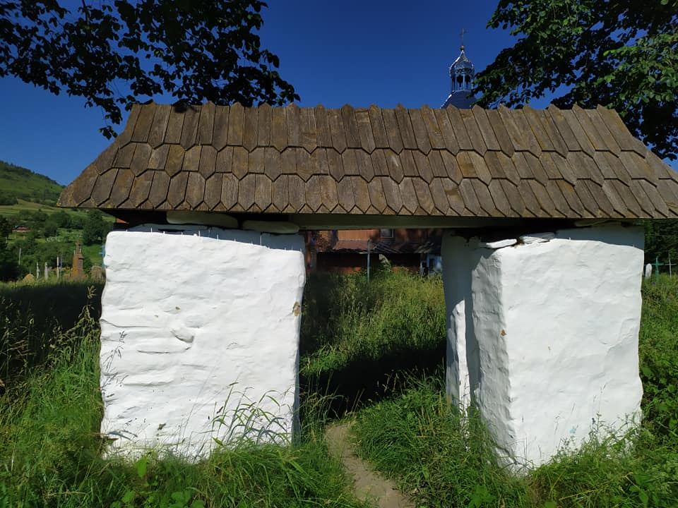 Веломандрівка у Довге Гірське: сакральна спадщина, найвищий водоспад Львівщини, цвіт водяної лілії, закинута дамба та непідкорена Гора Небесної Сотні 20 DrogMedia Веломандрівка у Довге Гірське: сакральна спадщина, найвищий водоспад Львівщини, цвіт водяної лілії, закинута дамба та непідкорена Гора Небесної Сотні