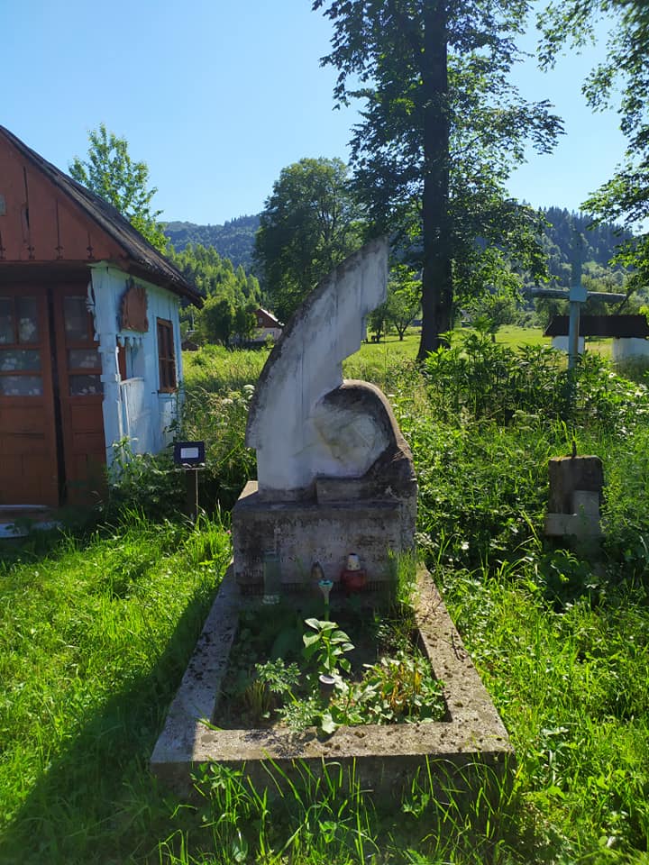 DrogMedia Веломандрівка у Довге Гірське: сакральна спадщина, найвищий водоспад Львівщини, цвіт водяної лілії, закинута дамба та непідкорена Гора Небесної Сотні