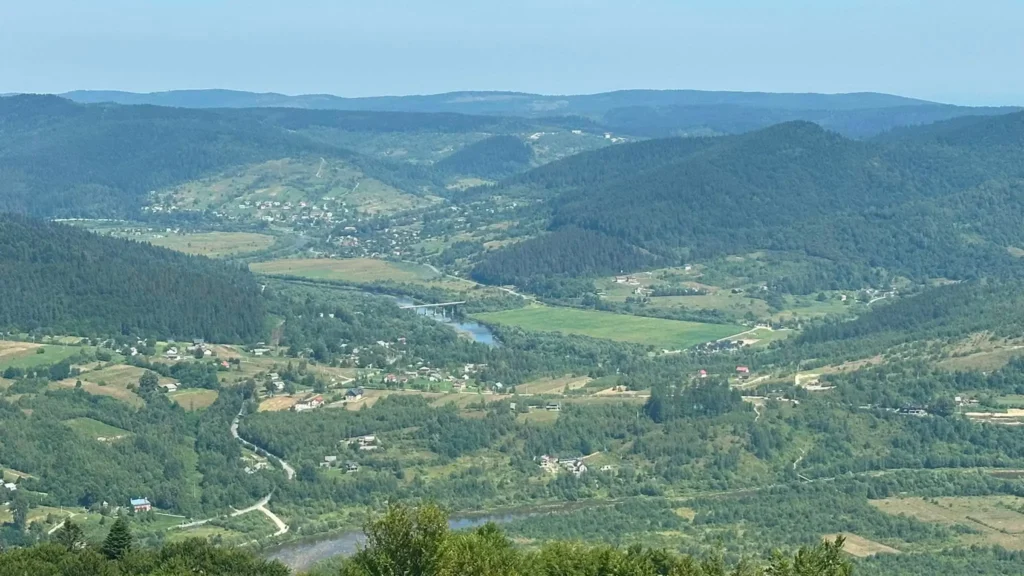 Веломандрівка у Довге Гірське: сакральна спадщина, найвищий водоспад Львівщини, цвіт водяної лілії, закинута дамба та непідкорена Гора Небесної Сотні 9 вид з гори Небесної Сотні