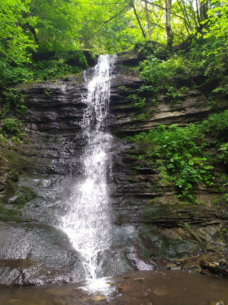 DrogMedia Веломандрівка у Довге Гірське: сакральна спадщина, найвищий водоспад Львівщини, цвіт водяної лілії, закинута дамба та непідкорена Гора Небесної Сотні