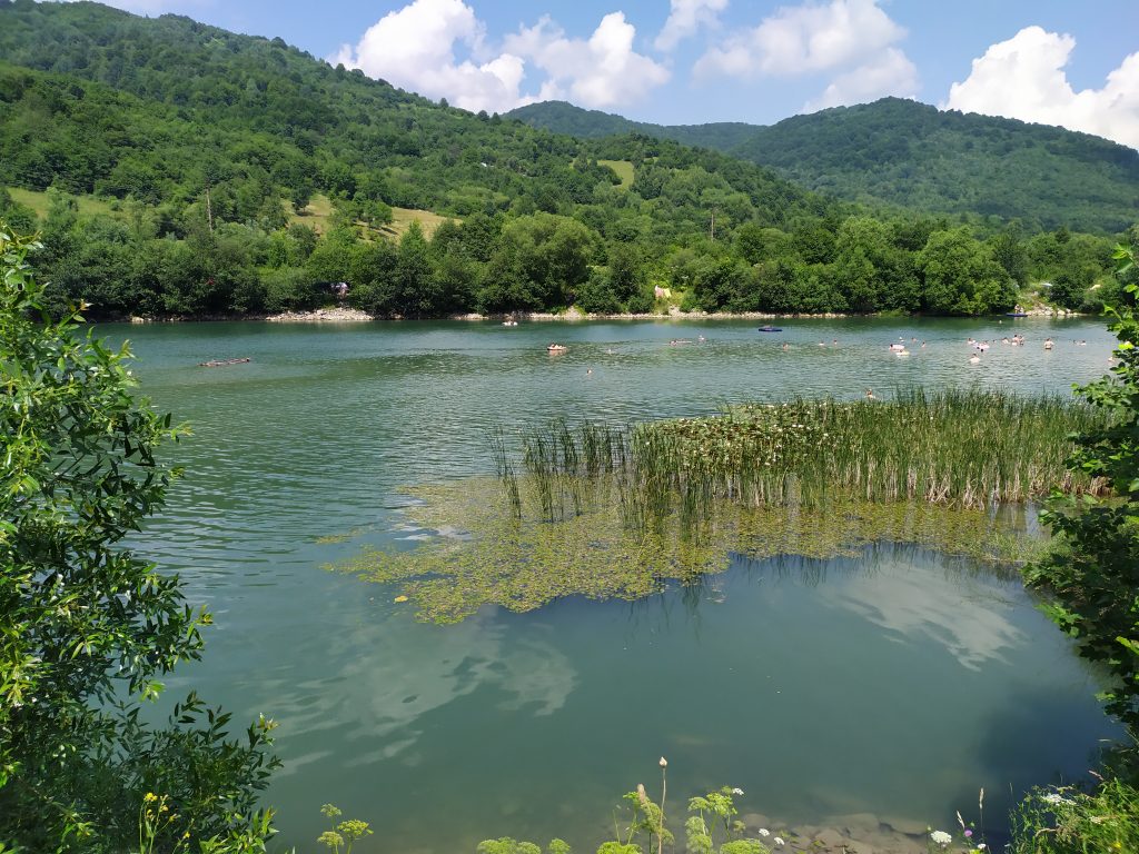 DrogMedia Веломандрівка у Довге Гірське: сакральна спадщина, найвищий водоспад Львівщини, цвіт водяної лілії, закинута дамба та непідкорена Гора Небесної Сотні