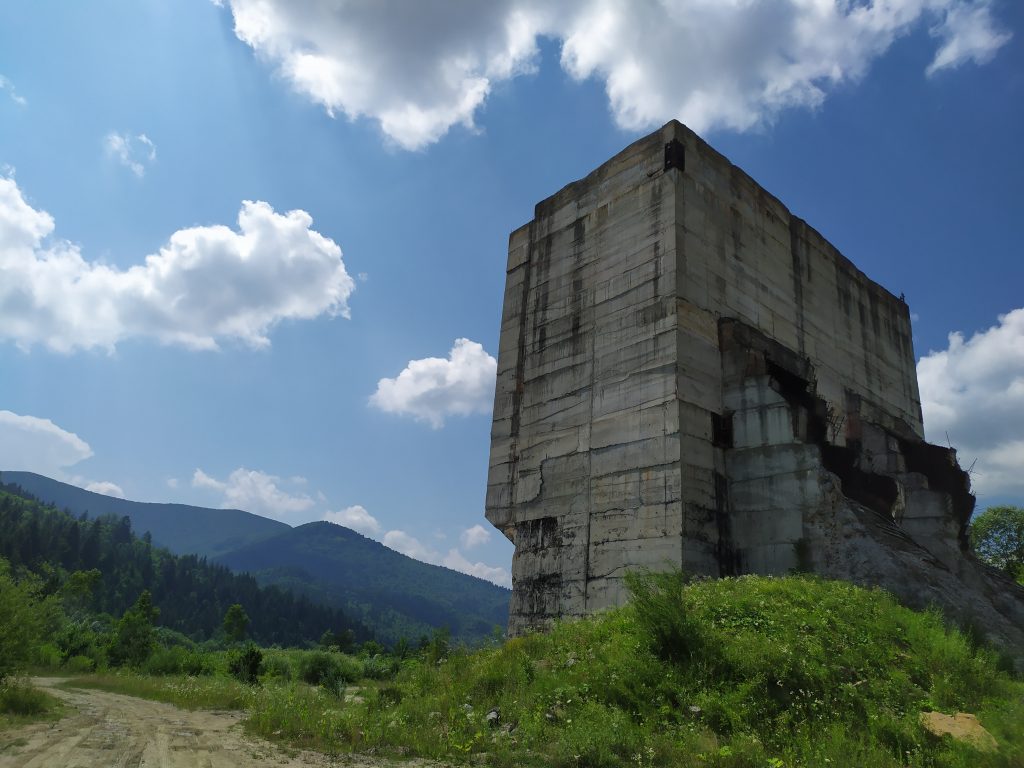 DrogMedia Веломандрівка у Довге Гірське: сакральна спадщина, найвищий водоспад Львівщини, цвіт водяної лілії, закинута дамба та непідкорена Гора Небесної Сотні