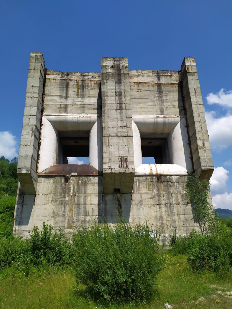 Веломандрівка у Довге Гірське: сакральна спадщина, найвищий водоспад Львівщини, цвіт водяної лілії, закинута дамба та непідкорена Гора Небесної Сотні 7 DrogMedia Веломандрівка у Довге Гірське: сакральна спадщина, найвищий водоспад Львівщини, цвіт водяної лілії, закинута дамба та непідкорена Гора Небесної Сотні