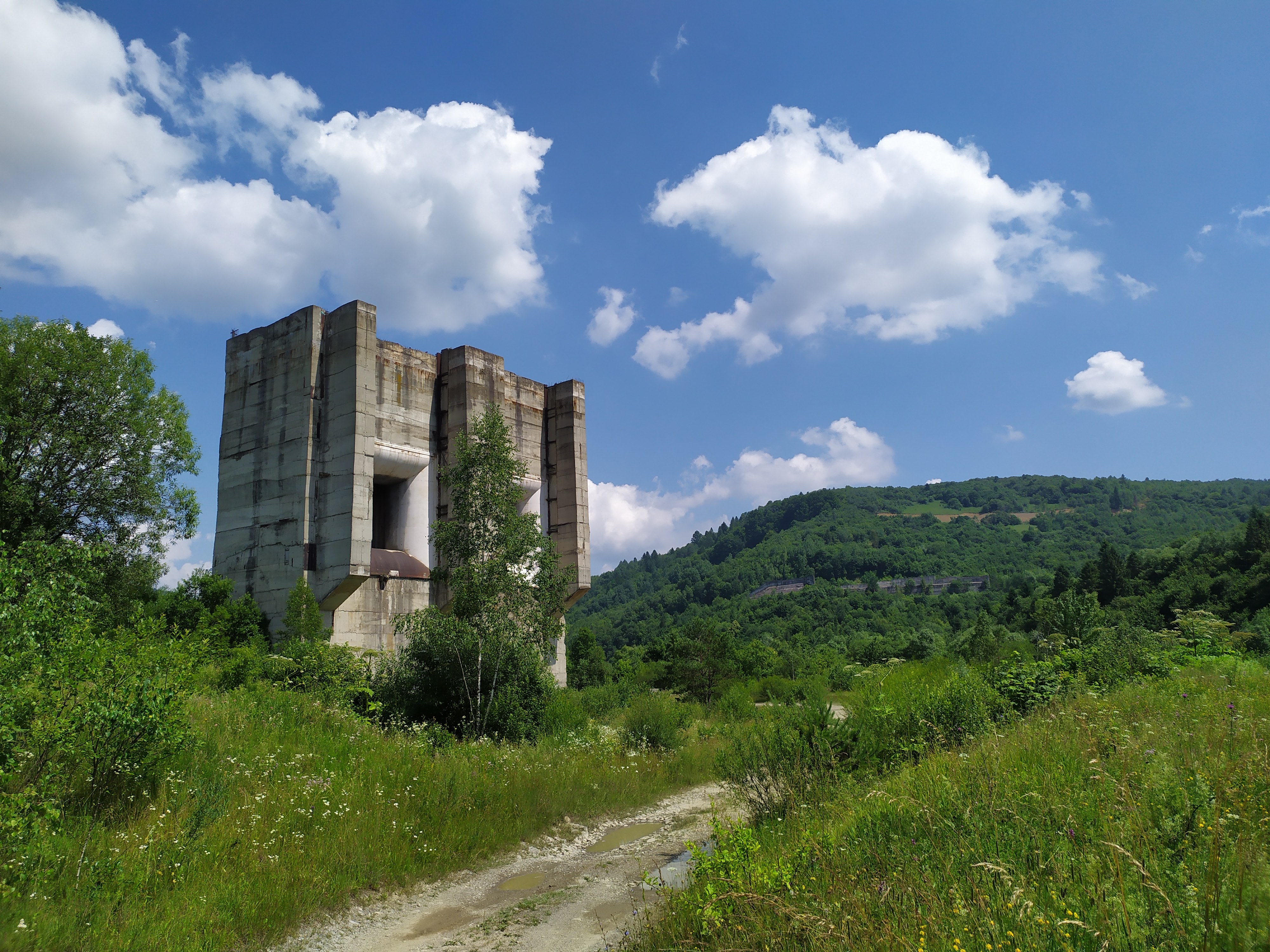 DrogMedia Веломандрівка у Довге Гірське: сакральна спадщина, найвищий водоспад Львівщини, цвіт водяної лілії, закинута дамба та непідкорена Гора Небесної Сотні