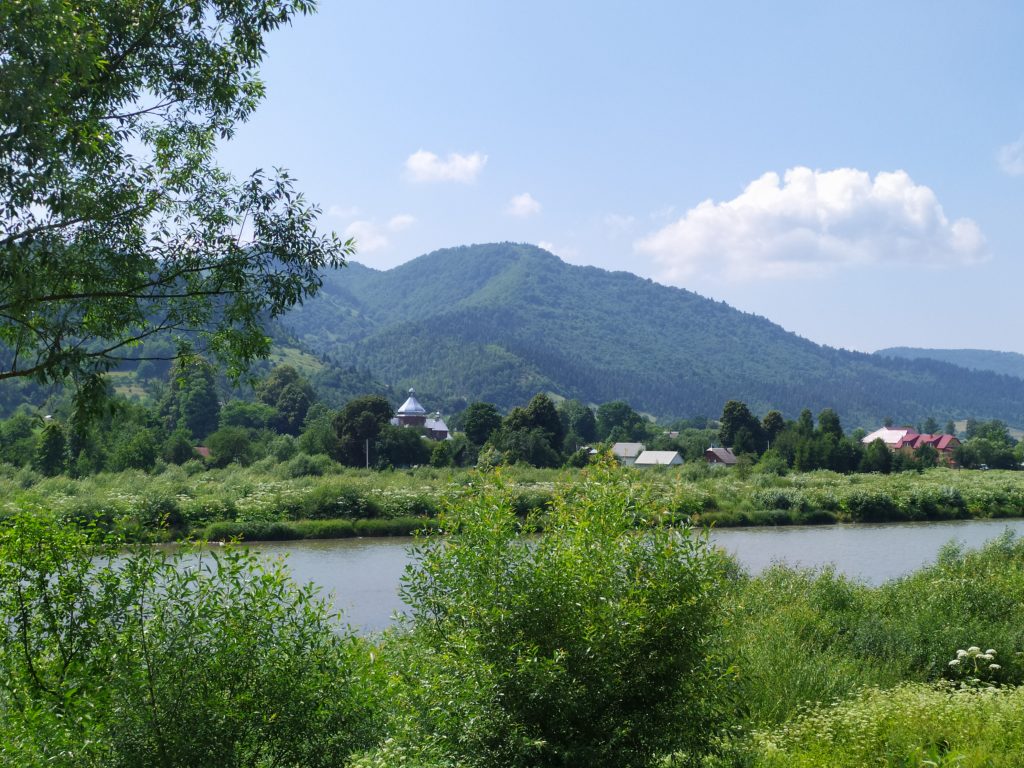 DrogMedia Веломандрівка у Довге Гірське: сакральна спадщина, найвищий водоспад Львівщини, цвіт водяної лілії, закинута дамба та непідкорена Гора Небесної Сотні
