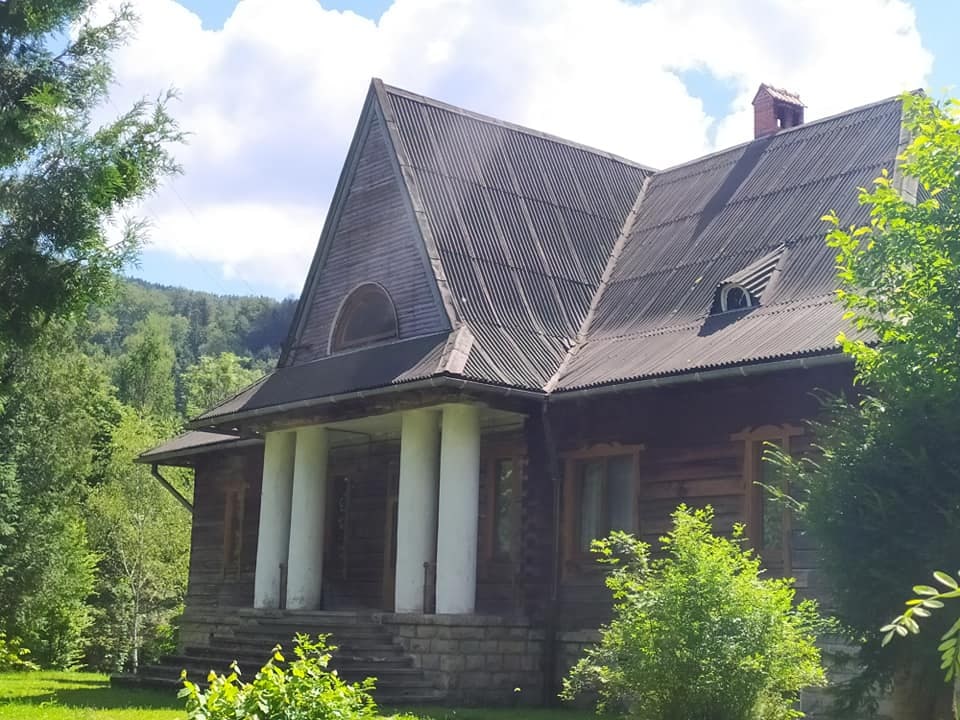 DrogMedia Веломандрівка в село Майдан: доменна піч, панська вілла та костел, якому не судилося стати храмом