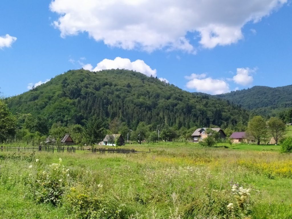 DrogMedia Веломандрівка в село Майдан: доменна піч, панська вілла та костел, якому не судилося стати храмом