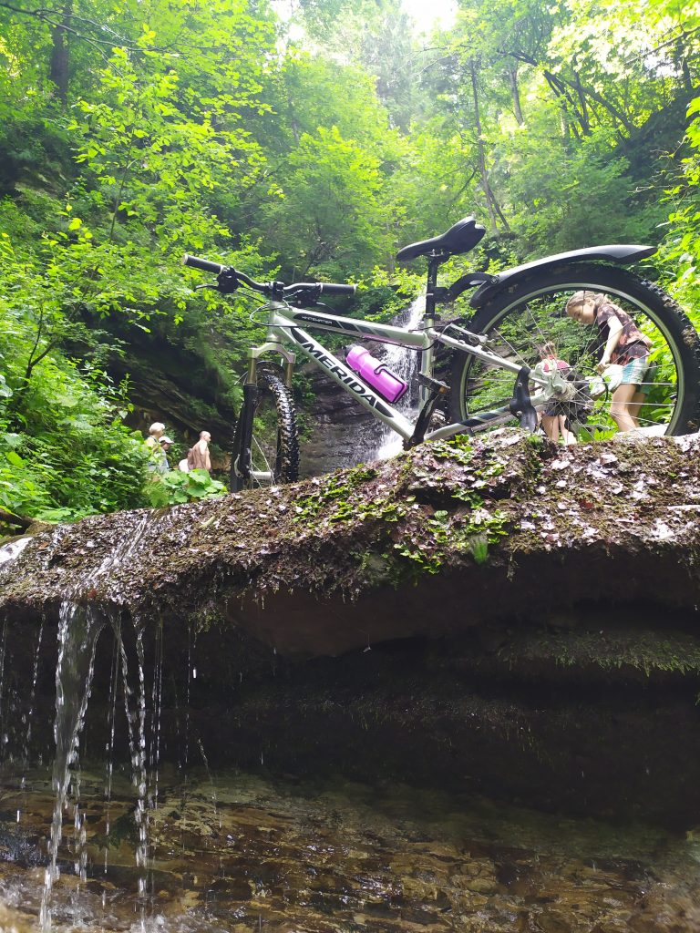 Веломандрівка у Довге Гірське: сакральна спадщина, найвищий водоспад Львівщини, цвіт водяної лілії, закинута дамба та непідкорена Гора Небесної Сотні 14 село Довге Гірське