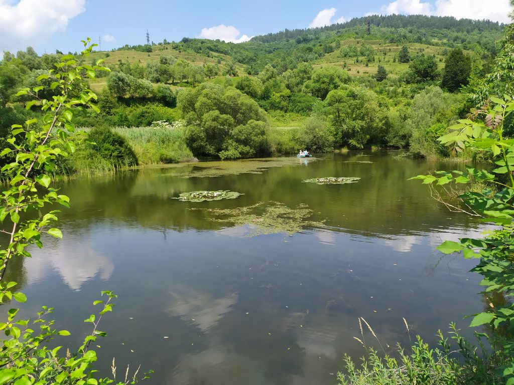 Веломандрівка у Довге Гірське: сакральна спадщина, найвищий водоспад Львівщини, цвіт водяної лілії, закинута дамба та непідкорена Гора Небесної Сотні 27 Озеро в с.Довге Гірське
