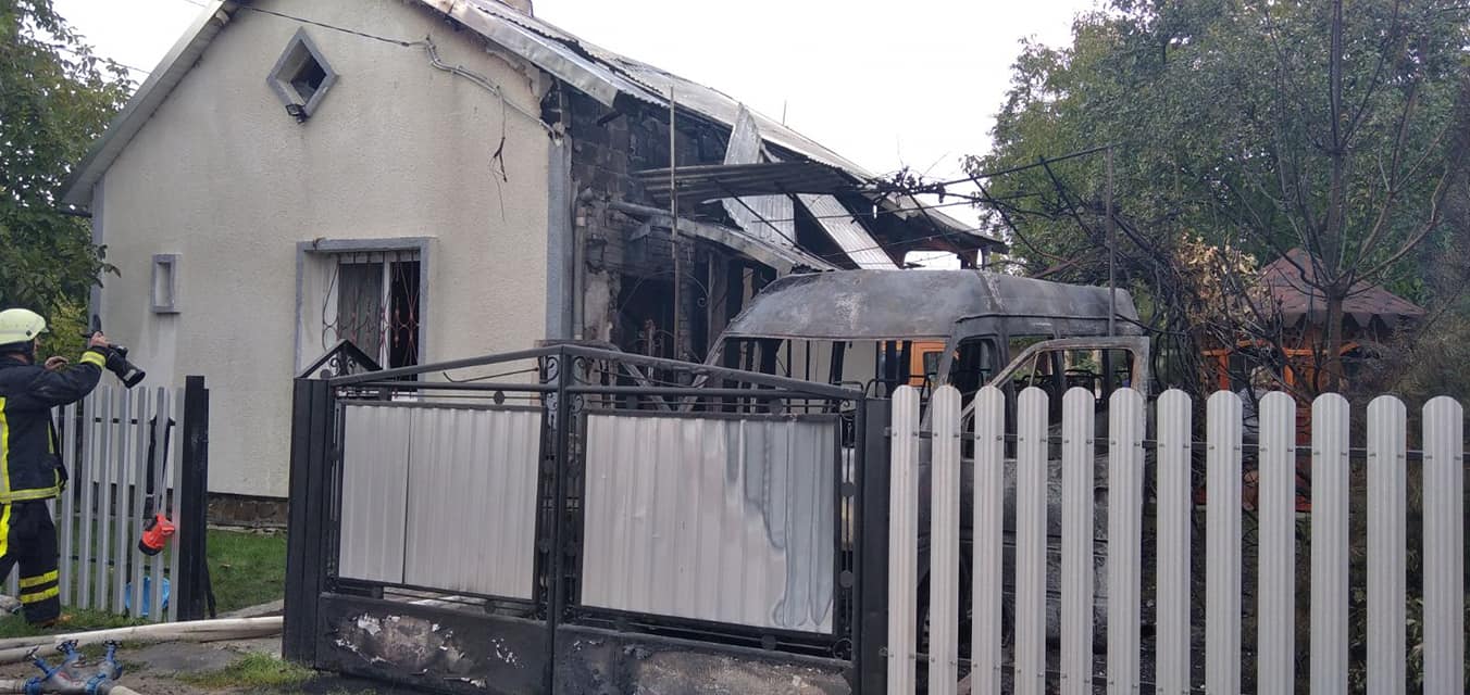 DrogMedia У Дрогобичі горів автомобіль та житловий будинок, з якого врятовано чоловіка