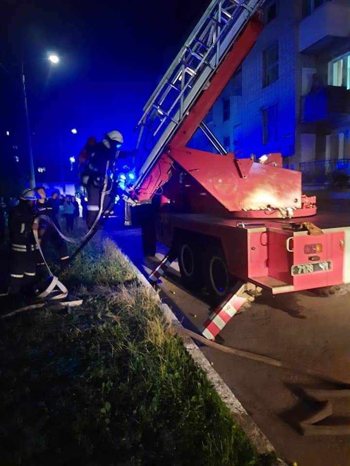 DrogMedia У Дрогобичі вогнеборці врятували з пожежі 2 людей 