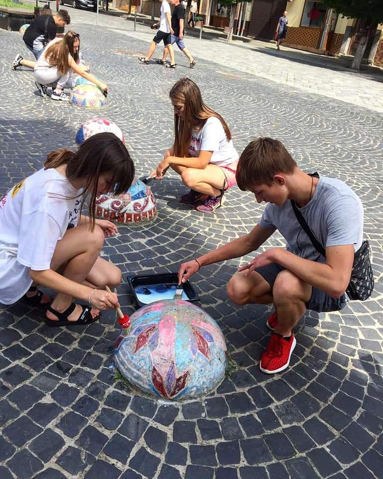 Юні дрогобичани розмалюють півкулі біля логолавки 3 DrogMedia Юні дрогобичани розмалюють півкулі біля логолавки