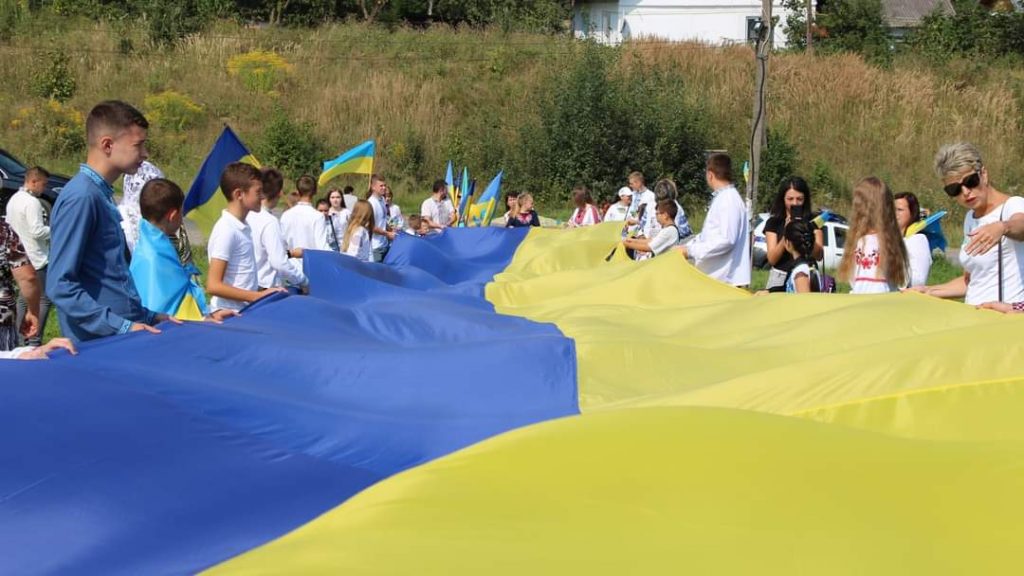 DrogMedia У Рихтичах пройшла урочиста хода із кількаметровим стягом