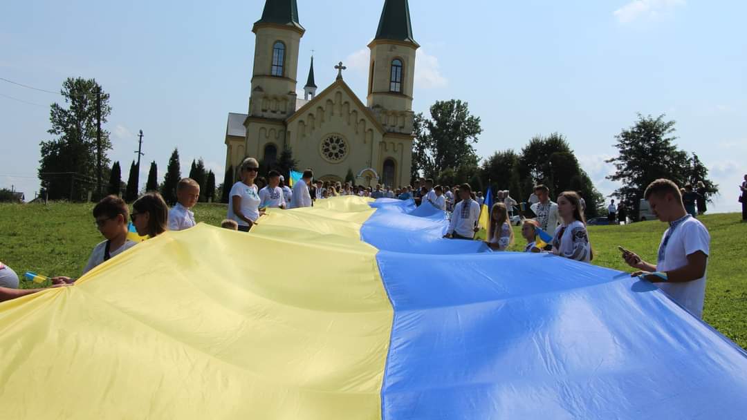 DrogMedia У Рихтичах пройшла урочиста хода із кількаметровим стягом