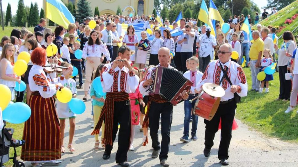 DrogMedia У Рихтичах пройшла урочиста хода із кількаметровим стягом