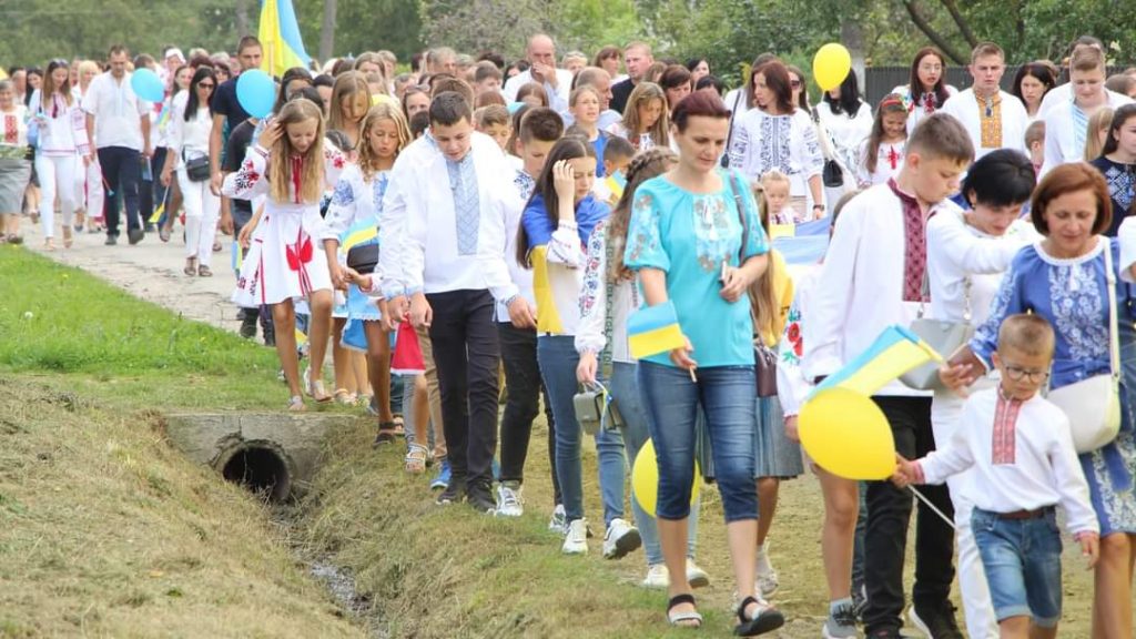 DrogMedia У Рихтичах пройшла урочиста хода із кількаметровим стягом