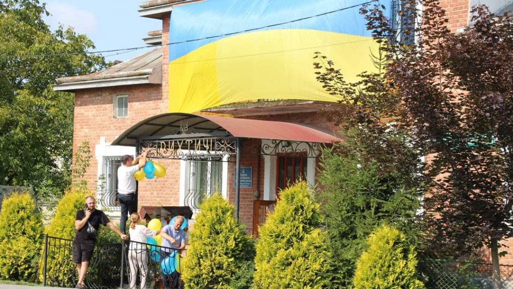 DrogMedia У Рихтичах пройшла урочиста хода із кількаметровим стягом