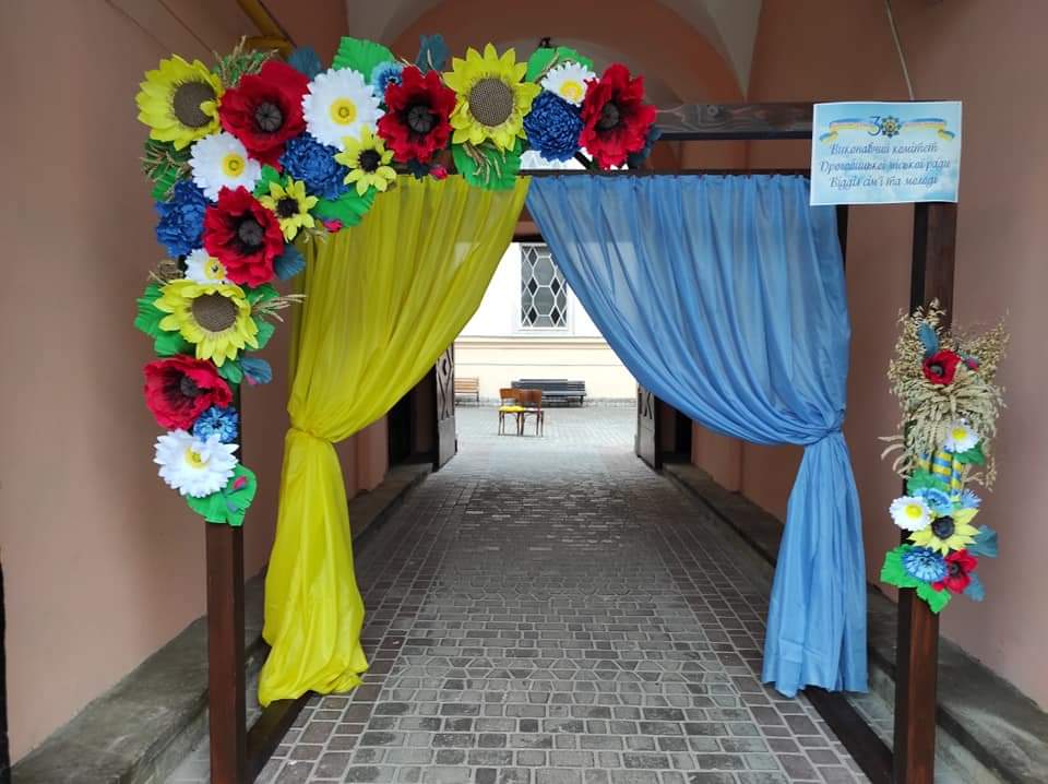 DrogMedia Святкову фотозону перенесли до входу у дворик Ратуші