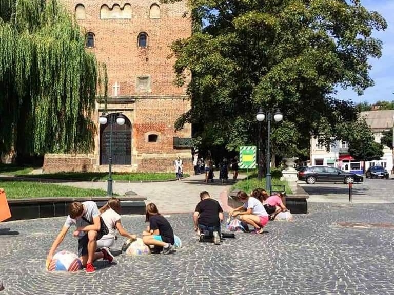 DrogMedia Юні дрогобичани розмалюють півкулі біля логолавки