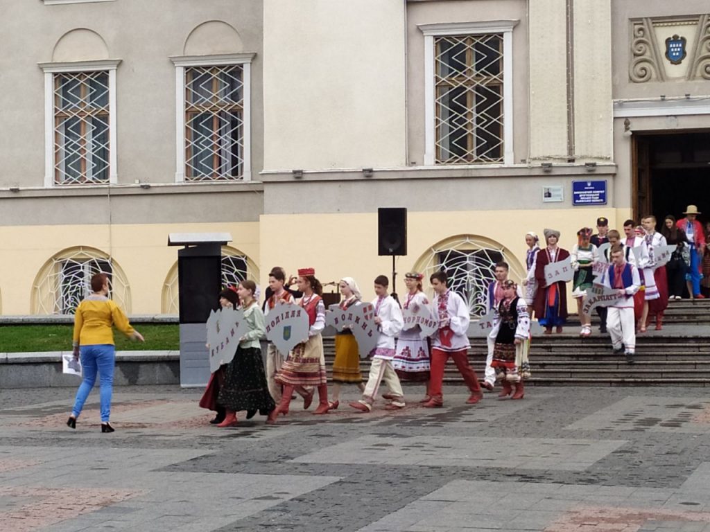 DrogMedia У Дрогобичі відбулася урочиста хода з 30-метровим прапором