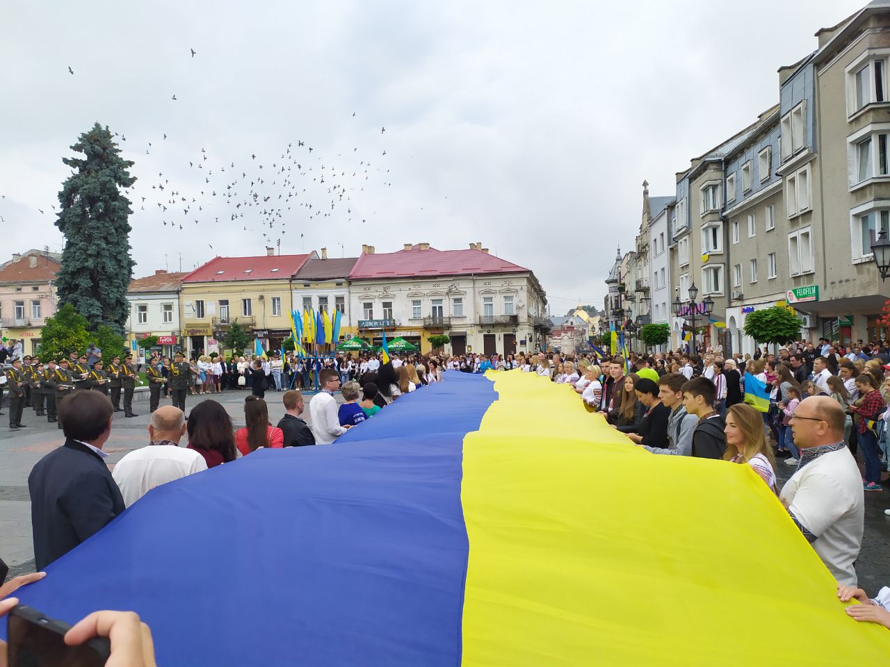 DrogMedia У Дрогобичі відбулася урочиста хода з 30-метровим прапором