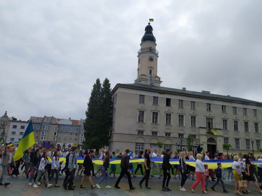 DrogMedia У Дрогобичі відбулася урочиста хода з 30-метровим прапором