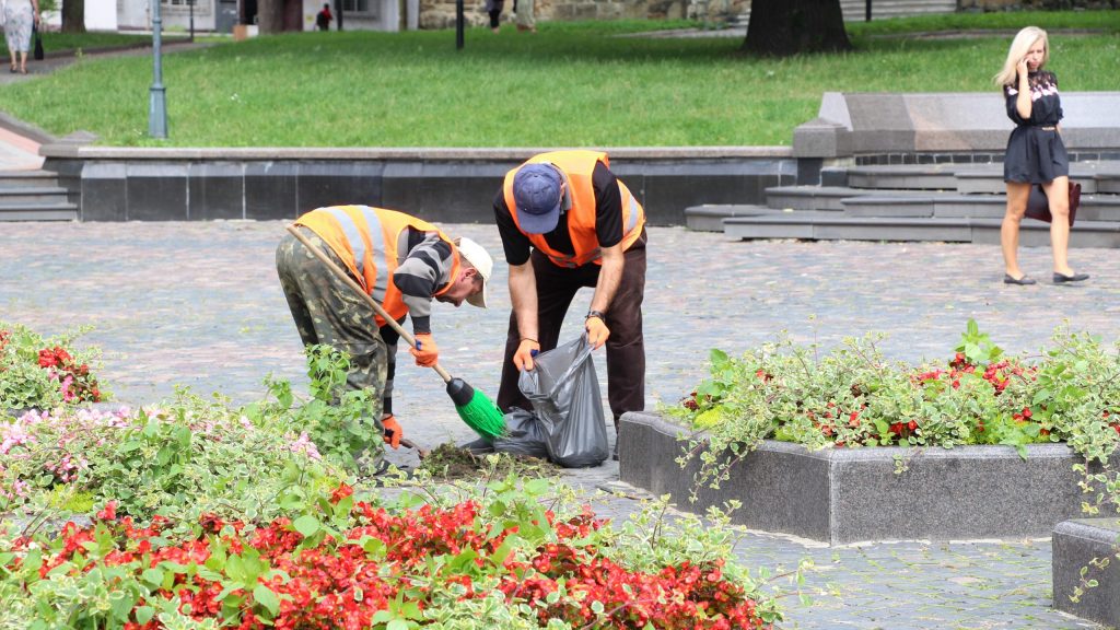 DrogMedia 400 прапорів на вулицях,  а також заміна урн, плафонів, косіння, прибирання - Дрогобич готується до 30-річчя Незалежності