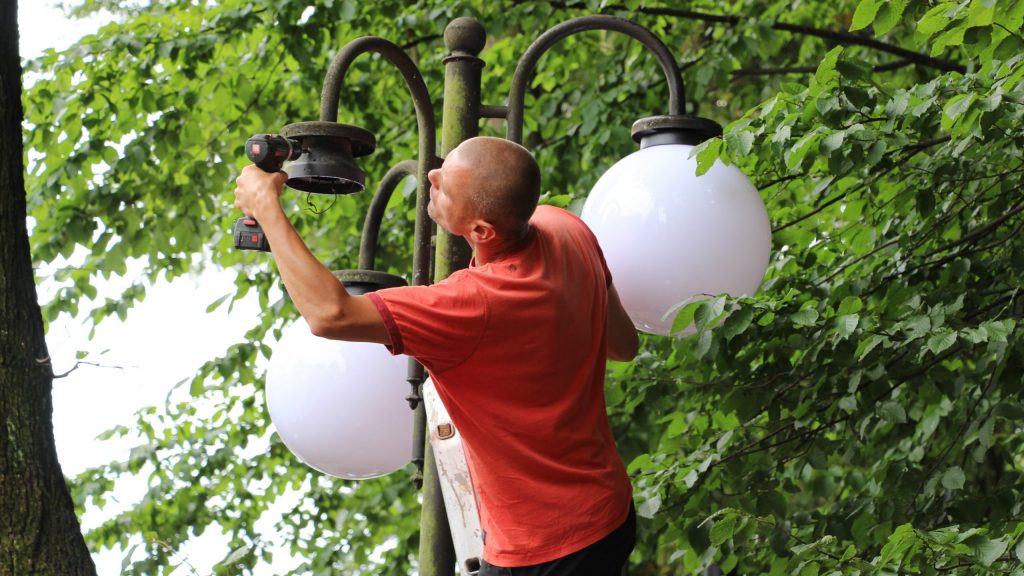 DrogMedia 400 прапорів на вулицях,  а також заміна урн, плафонів, косіння, прибирання - Дрогобич готується до 30-річчя Незалежності