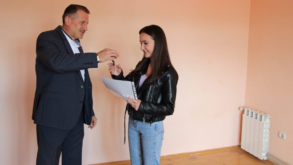 DrogMedia Ще двоє дітей-сиріт в Дрогобичі отримали квартири