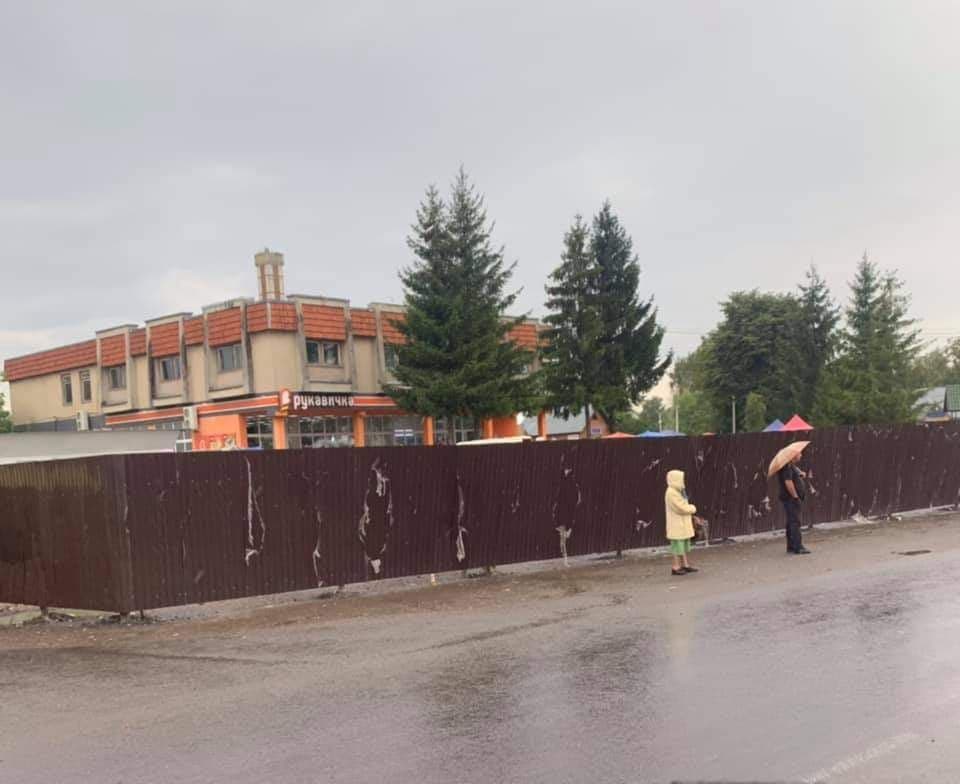 DrogMedia Під дощем та ще й на проїжджій частині